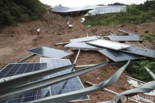 산사태로 무너진 태양광 발전시설