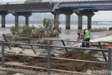 한강공원 정비하는 관계자들