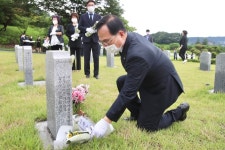 故 김학순 할머니 묘에 헌화하는 박상돈 천안시장