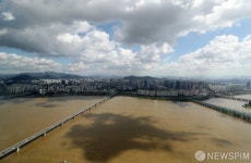 푸른 하늘 아래 황토빛 한강