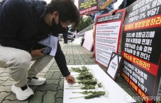 소상공인 영정에 국화 놓는 노래연습장 업주