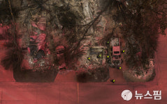 [사진] 발화지연제로 붉게 물든 오리건 주 산불 피해 현장