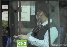 버스로 등교하는 학생