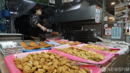 추석 맞아 전 부치는 상인