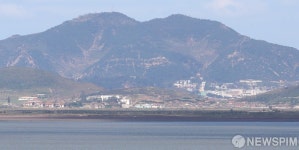 교동도에서 바라본 북한 마을