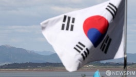 태극기와 북한 마을