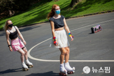 [사진] 샌프란시스코 골든게이트 공원에서 롤러스케이트 타는 사람들