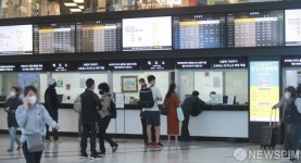 한산한 고속버스터미널 매표소