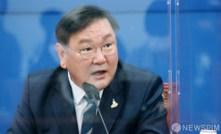 취재진 질문 답변하는 김태년 원내대표