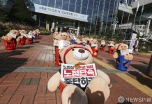 마포구청 앞의 곰인형들