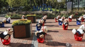 마포구청 앞 지키는 노점상인들의 곰인형 아바타