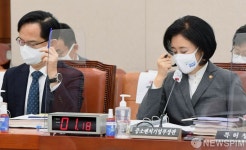 질문 귀 기울이는 박영선 장관-강성천 차관