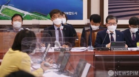 심상정 정의당 의원 질의에 답하는 변창흠 LH 사장