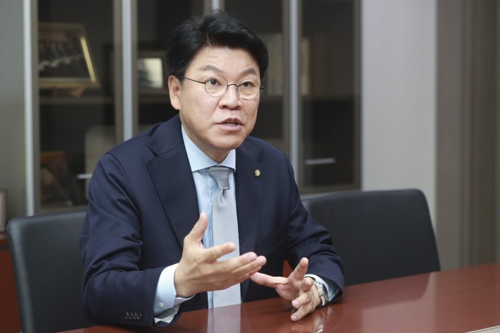 장제원 전 의원, 성폭력 혐의로 경찰 수사 중...부인과 피해자 증언 논란 확산