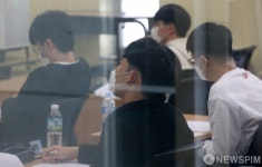 대형학원에서 강의 듣는 수험생들