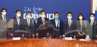 기념촬영하는 성폭력사건 가해자 석방 관련 피해예방 대책 간담회 참석자들