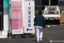 코로나19 확진자 다시 세 자릿수