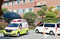 SRC재활병원서 확진자 이송하는 소방서 구급차