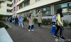 입학식 새로 한 느낌…감염 우려 있지만 학교적응 더 필요