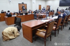 짚신 신고 갓 쓰고 의원들에게 절하는 박희용 대책위원장