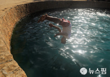 [사진] 클레오파트라 목욕탕에 뛰어드는 이집트 남성