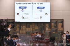 김영준 원장에게 질의하는 이용 의원