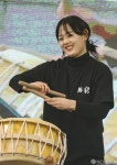 관객 호응에 미소 짓는 예술단원