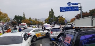 창원 중앙중학교 사거리서 5중 연쇄 추돌…5명 부상