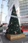 명동거리 입구에 크리스마스 트리 설치