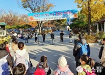 코로나 함께 이겨요...대구 장성初 등굣길 연주회