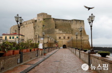 [사진] 레드존 지정돼 텅 빈 나폴리 거리