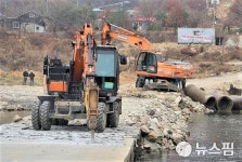 원주시 육지 속 섬 점말마을 행정대집행...안전·이동권 보장하라 반발