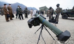 현궁 설명 듣는 군 관계자들