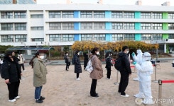 발열체크하는 중등 임용시험 응시생들