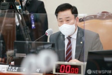 산자위 전체회의 주재하는 송갑석 위원장 직무대리