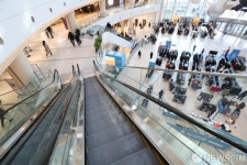 거리두기 2단계...한산한 쇼핑몰