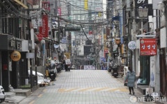 주말에도 텅빈 신촌 거리