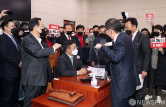 윤호중 법제사법위원장에게 항의하는 국민의힘 의원들