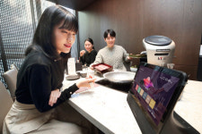 기가지니에 주문하면 AI로봇이 서빙...KT, 모던샤브하우스에 시범서비스