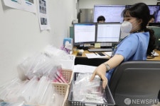 의약품 정리하는 의료진