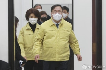 원내대책회의 참석하는 김태년 더불어민주당 원내대표 - 한정애 정책위의장