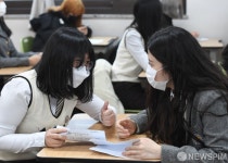 수능 성적표로 대화 나누는 수험생들