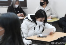 수능 성적표 확인하는 해성여고 수험생들