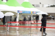 우산 쓰고 선별진료소 방문한 광주시민들