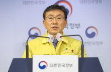 [주간 코로나] 정부 확진자 증가세 주춤, 3단계 격상 신중…2.5단계 연장