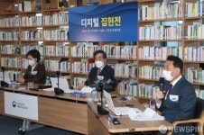 이광재 의원 발언 듣는 이낙연 대표