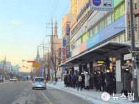 폭설로 대중교통 이용하기 위해 버스 기다리는 시민들