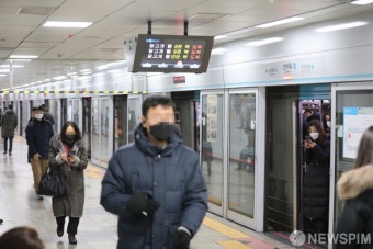 한파·폭설에 출근길 대란…버스 '지연'에 지하철 '혼잡'