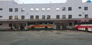 거창 시외버스터미널 노후벽면에 버스 벽화 등장