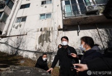 노후 아파트 주민들과 대화 나누는 안철수 국민의당 대표